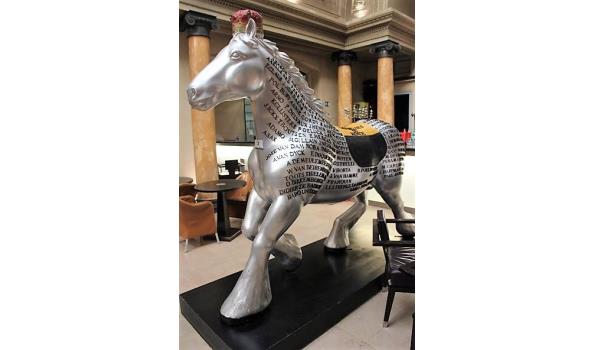 decoratief beeld in pvc voorstellende paard, "Les Belges du monde", afm plm 100x280x240cm